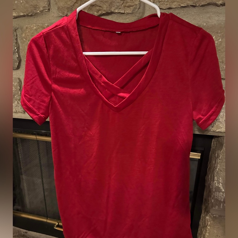 NEW - Soft basic tee wirh criss cross neck